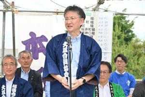 凧合戦の開会式に立つ稲田市長