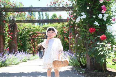 園内で子どもがポーズを決めて記念写真