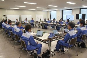 防災本部の席に着く幹部職員