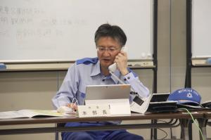 現場から報告の電話を受ける稲田市長