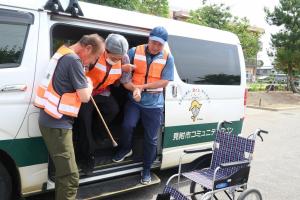コミュニティワゴンで避難所に着いた避難者