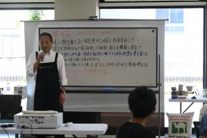 講義をおこなう先生