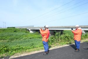 消防団が現地で被害状況の写真を撮る様子