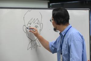似顔絵を描く講師の村上徹さん
