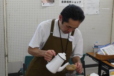 コーヒーを入れている画像
