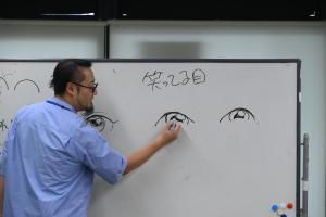 目の描き方をレクチャーする村上徹さん