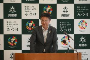 記者会見で演壇に立つ稲田市長