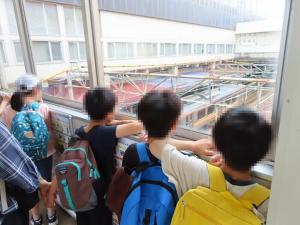 電車を見る児童