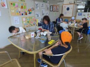 昼食をとる様子