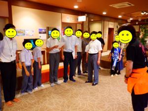 施設の説明を聞く