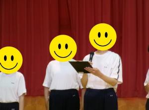 報告会で発表する生徒