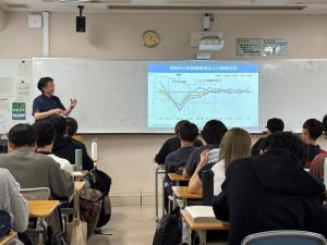 長岡高専の生徒に説明する稲田市長