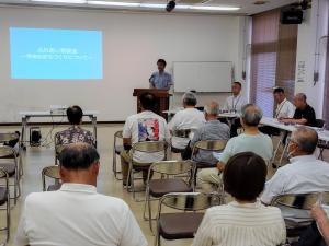 今町公民館で開催したふれあい懇談会で説明する稲田市長