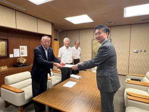 保護司会からメッセージを受け取る稲田市長