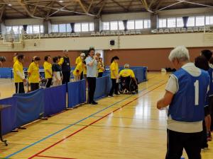 卓球バレーであいさつする稲田市長
