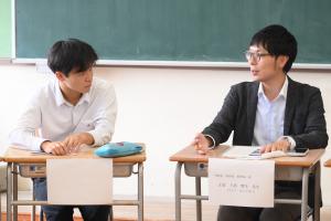 座談会で話す生徒と講師