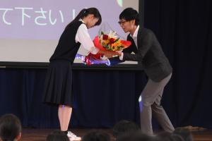 花束を渡し講師に感謝を伝える生徒