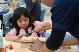 木工体験で釘を打っている子ども