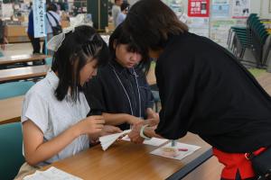 子どもたちが、身近なものでマスクを作っている様子