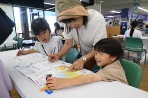 親子でハザードマップに関するクイズに挑戦