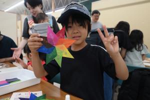 完成した七夕の飾り付けを手に、記念撮影をする子ども
