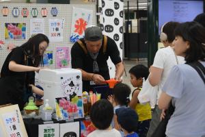 かき氷を購入する子どもたち