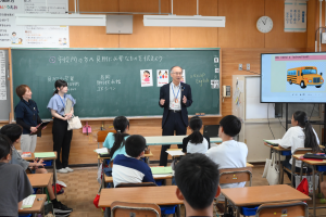 児童の提案後、渡邊教育長が感想を話している様子