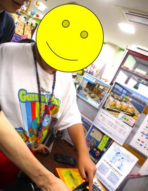 買い物をする児童