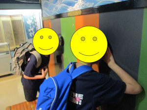 覗き込む児童