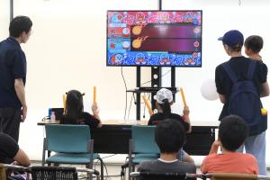 ゲームを楽しむ子ども