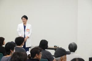 健康について講演する医師