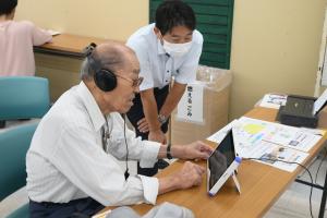 健康測定をする男性