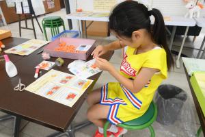 キーホルダーをつくる子ども