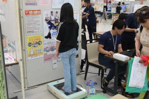足型測定をするこども