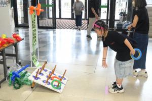 輪投げをする子ども