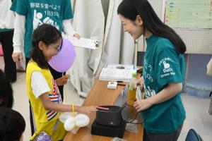 野菜摂取量を指１本でチェックするこども