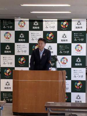 記者会見に立つ稲田市長