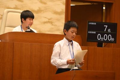 子ども議会でこどもが質問する様子