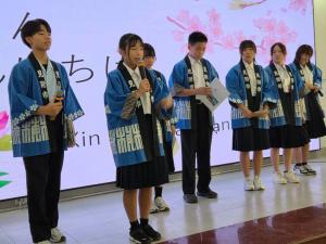 現地の中学生にベトナム語で自己紹介