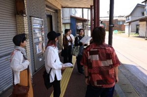 長岡造形大学の学生が今町商店街をまちあるきしている様子