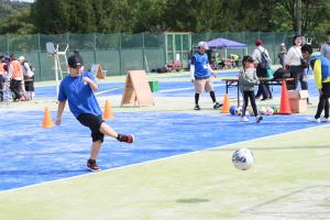スポーツ体験で、サッカーをしている子ども
