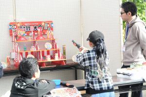 縁日ひろばで射的を楽しむ子ども