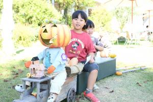 写真スポットで写真をとる子ども