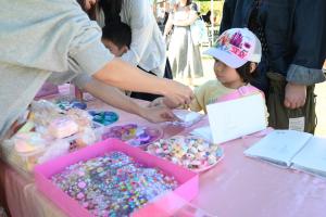 ワークショップをする子ども
