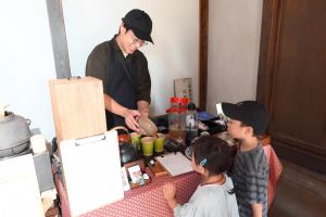 お茶屋さんの店員とお客