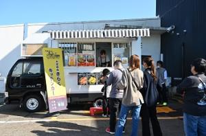 キッチンカーに並ぶ来場者の様子