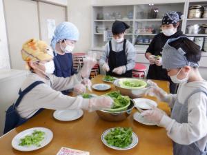 レタスをちぎっている写真