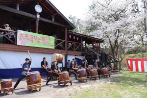 見附越後太鼓の演奏