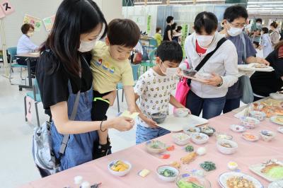 食品サンプルから献立を考える様子