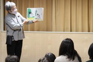 絵本の読み聞かせの様子